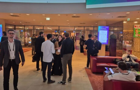 Ekipa Novatel na MVNOs World Congress 2025 na Dunaju med obiskom razstavnega prostora.